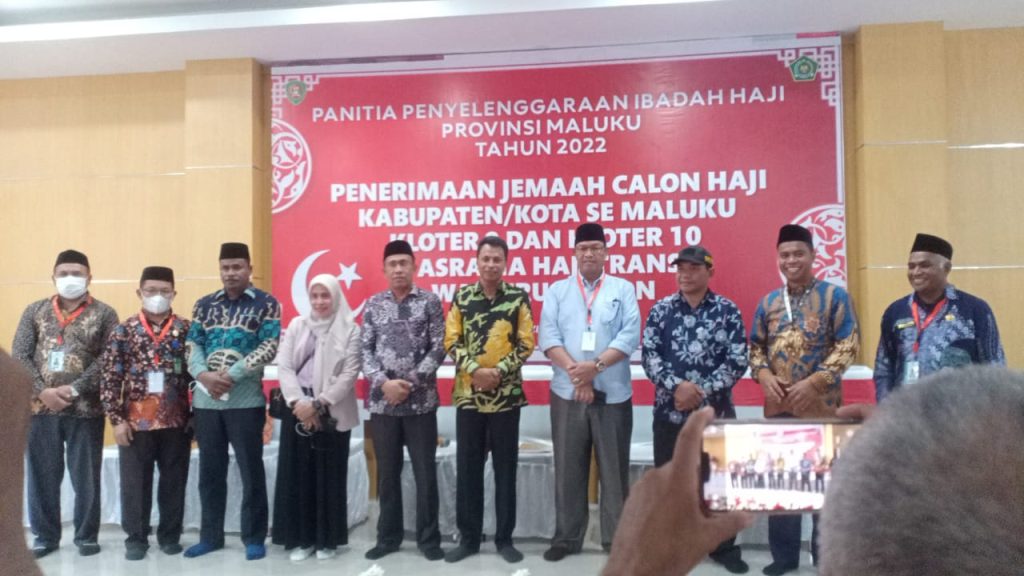 Calon Jemaah Haji Kota Tual Tiba Di Ambon, Wakil Walikota Usman Tamnge Serahkan Kepada Penyelenggara Jemaah Haji Provinsi Maluku